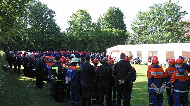 Über 200 Feuerwehranwärter nahmen am 28. Jugendleistungsmarsch des Landkreises Coburg teil, der am Samstag in Seßlach ausgetragen wurde. Kreisbrandrat Manfred Lorenz (rechts, mit Mikrofon) begrüßte die Teilnehmer, in Anwesenheit von Landrat Michael Busch, Kreisbrandinspektor Reinhard Hartung, Seßlachs Bürgermeister Martin Mittag und Kreisjugendwart Stefan Wunder (von rechts). Foto: Bettina Knauth
