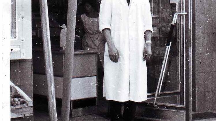 Karl-Heinz Ertl vor seinen Geschäft ca. 1960