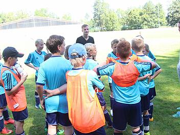 Anton Makarenko (rechts) und Steffen Jainta (im Hintergrund) von der SpVgg Oberfranken Bayreuth mussten bei der Ferienfußballschule an der Hammermühle viele Fragen beantworten. Fotos: Hartmut Neubauer