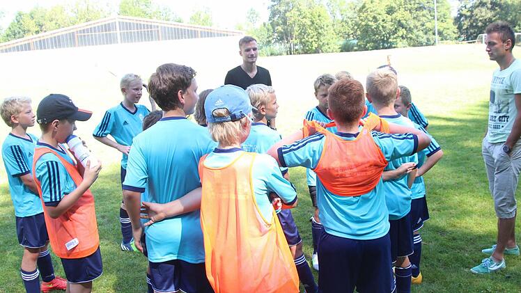 Anton Makarenko (rechts) und Steffen Jainta (im Hintergrund) von der SpVgg Oberfranken Bayreuth mussten bei der Ferienfußballschule an der Hammermühle viele Fragen beantworten. Fotos: Hartmut Neubauer