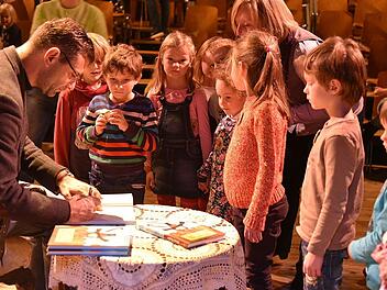 In der Reithalle las Bodo Busse aus "Räuber Hotzenplotz" von Otfried Preußler und signierte die Bücher. Foto: Gabi Arnold