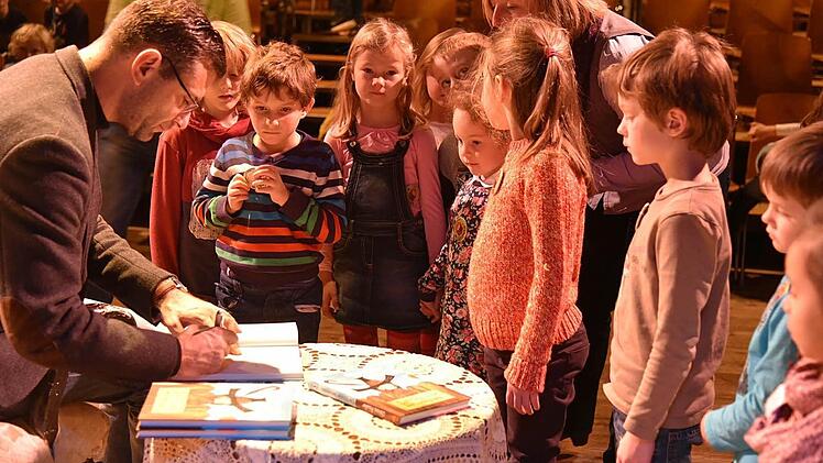 In der Reithalle las Bodo Busse aus "Räuber Hotzenplotz" von Otfried Preußler und signierte die Bücher. Foto: Gabi Arnold