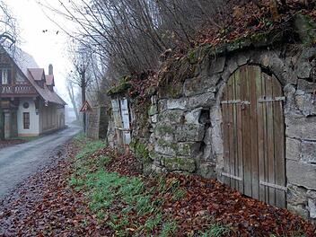 Die Felsenkeller an der Rodach im Bereich des Schützenhauses dienten im Mittelalter als Zwischenlager für den Warenverkehr.  Foto: Andreas Welz