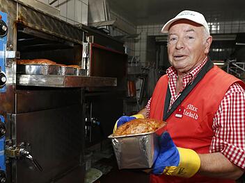 Ein Urgestein der Sandkerwa in Bamberg: Max Liebold packt seit 66 Jahren in der gleichnamigen Metzgerei mit an.  Foto: Matthias Hoch