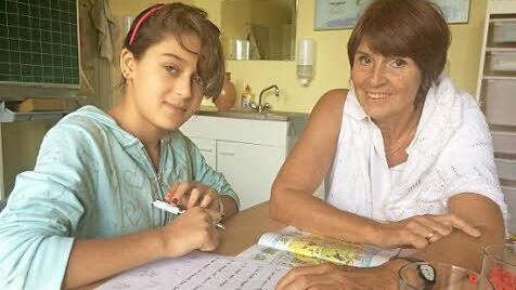 Fainab macht große Fortschritte - Dank Heidrun Geyersberg, eine pensionierte Grundschullehrerin, die immer noch Spaß daran hat, Kinder zu unterrichten.