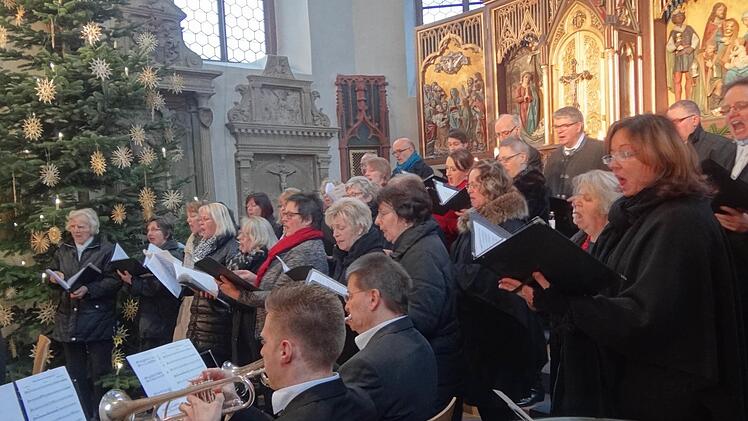Alle musizieren zur Geburt Jesus: Sängerinnen und Sänger des Laurentiuschors, des NGL-Chors sowie verschiedene Instrumentalisten gestalteten den Weihnachtsgottesdienst in St. Laurentius feierlich mit Musikstücken von Mozart, Haydn und Bach. Foto: Johanna Eckert