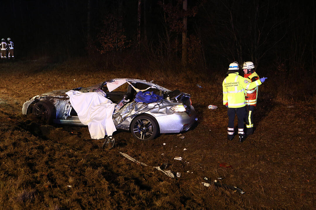 Ein Sportwagen ist auf der A3 kurz vor der Ausfahrt Nürnberg-Nord gegen einen Lkw geschleudert. Der Fahrer stirbt, ein Lkw-Fahrer wird verletzt.