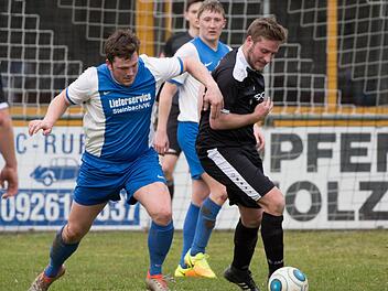 Der TSV Tettau mit Adrian Spindler (links), hier im Spiel bei der SG Steinberg, nimmt überraschend an der Relegation zur Kreisklasse teil. Foto: Heinrich Weiß