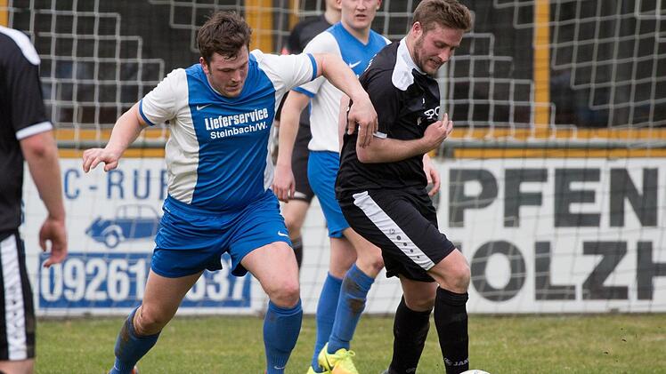 Der TSV Tettau mit Adrian Spindler (links), hier im Spiel bei der SG Steinberg, nimmt überraschend an der Relegation zur Kreisklasse teil. Foto: Heinrich Weiß
