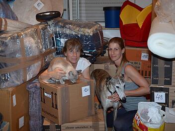 Den Hund und die Katze nehmen Ursula Schambeck und Tochter Nicole mit nach Paraguay. Foto: Petra Malbrich