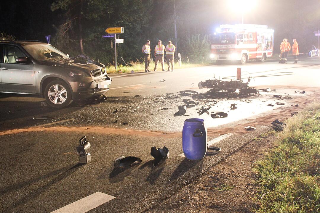 Nürnberg: Leichtkraftrad brennt nach Zusammenstoß