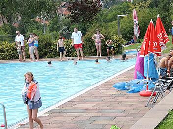 Die Sanierung des Freibades in Maßbach war im Jahr 2017 die weitaus größte Baumaßnahme der Marktgemeinde. Dabei haben der Förderverein und viele freiwillige Helfer einen großen Anteil. Im kommenden Jahr soll ein zweiter Bauabschnitt folgen.  Dieter Britz