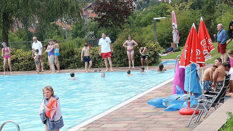 Die Sanierung des Freibades in Maßbach war im Jahr 2017 die weitaus größte Baumaßnahme der Marktgemeinde. Dabei haben der Förderverein und viele freiwillige Helfer einen großen Anteil. Im kommenden Jahr soll ein zweiter Bauabschnitt folgen.  Dieter Britz