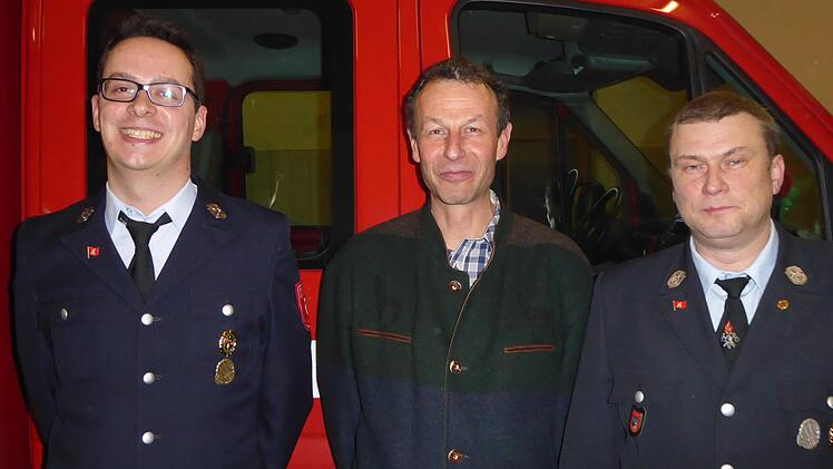 2. B&uuml;rgermeister Holger Tillmann (Mitte) dankte dem Kommandanten J&ouml;rg Marschner (rechts) und dem Stellvertretenden Kommandanten Thomas Wehner (links) f&uuml;r ihre Bereitschaft zur Amtsfortf&uuml;hrung.Timo Hildmann