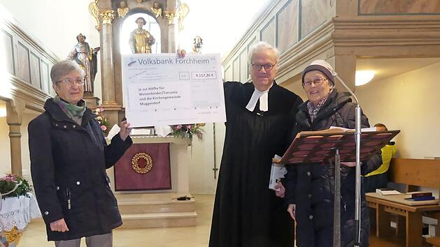 Gundula Rieger und Astrid Morelle &uuml;bergeben den Spendenscheck an Dekan G&uuml;nther Werner. Foto: Paul P&ouml;hlmann