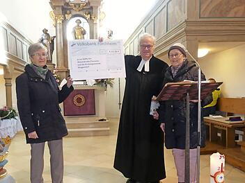 Gundula Rieger und Astrid Morelle übergeben den Spendenscheck an Dekan Günther Werner. Foto: Paul Pöhlmann