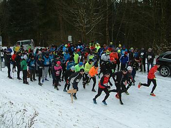 Der Startschuss für die 128 Ausdauerläufer des Viertelmarathons ertönte auf dem Hauptdamm der Ködeltalsperre Mauthaus.  Fotos: Hans Franz
