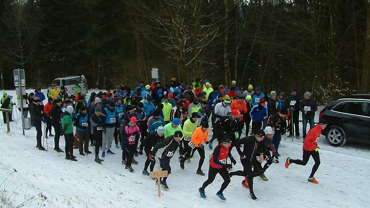 Der Startschuss für die 128 Ausdauerläufer des Viertelmarathons ertönte auf dem Hauptdamm der Ködeltalsperre Mauthaus.  Fotos: Hans Franz