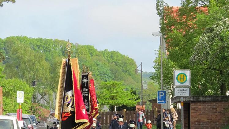 In einem Festumzug zogen Ehrengäste, Ortsvereine und befreundete Feuerwehren aus Wirmsthal, Sulzthal, Ramsthal, Aura, Hammelburg, Elfershausen, Trimberg, Engenthal und Langendorf zum Festgelände am Marktplatz.Doris Bauer