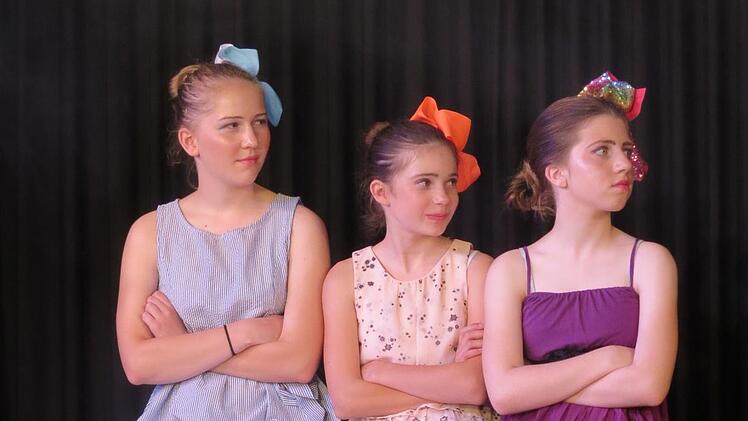 Drei Mal Alice - in verschiedenen Altersabschnitten: Amaya Kickuth als siebenjährige Alice, Emma Schaub als neunjährige Alice und Lena Manger als zwölfjährige Alice.Doris Bauer