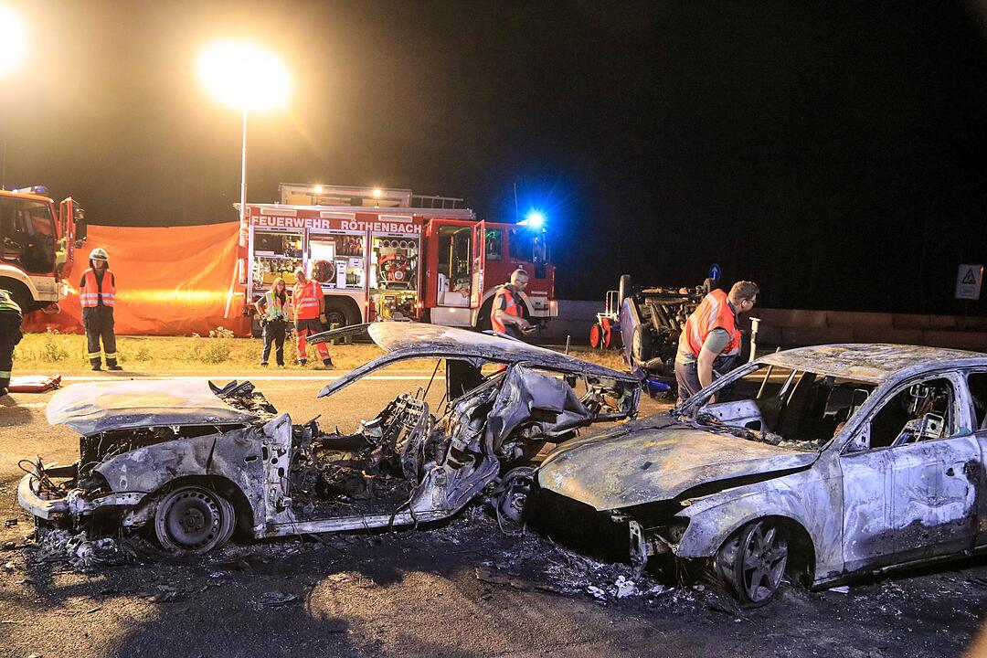 Zwei Tote, vier Schwerverletzte bei Unfall auf A3