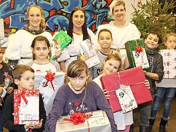 Die Kaufhof-Charity-Baumaktion "Schenken und Helfen" bescherte 80 Jungen und Mädchen des Kinder- und Familienzentrums Wüstenahorn ein tolles Weihnachtsfest. Drei Engel brachten Geschenke. Foto: Desombre