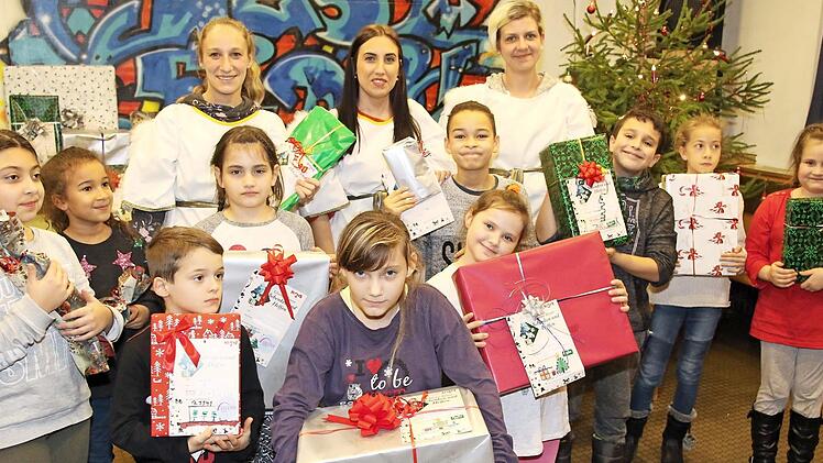 Die Kaufhof-Charity-Baumaktion "Schenken und Helfen" bescherte 80 Jungen und Mädchen des Kinder- und Familienzentrums Wüstenahorn ein tolles Weihnachtsfest. Drei Engel brachten Geschenke. Foto: Desombre