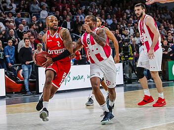 Beim Bamberger Ricky Hickman (links) zeigte die Formkurve zuletzt in Athen deutlich nach unten, beim Bonner Josh Mayo ging sie in den vergangenen Wochen dagegen klar nach oben. Mittlerweile ist der Aufbauspieler mit 14,9 Punkten im Schnitt der beste Werfer der Telekom Baskets.  Foto: Daniel Löb