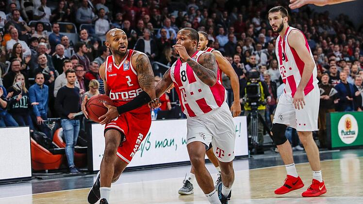 Beim Bamberger Ricky Hickman (links) zeigte die Formkurve zuletzt in Athen deutlich nach unten, beim Bonner Josh Mayo ging sie in den vergangenen Wochen dagegen klar nach oben. Mittlerweile ist der Aufbauspieler mit 14,9 Punkten im Schnitt der beste Werfer der Telekom Baskets.  Foto: Daniel Löb