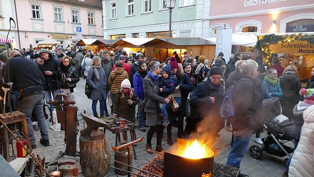 Dichtes Treiben herrschte an der Elisabethenkirche, an der auch ein Schmied seine Werkstatt aufgebaut hatte.  Foto: Marion Kr&uuml;ger-Hundrup