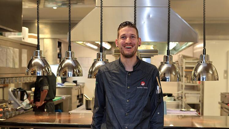 Hat gut lachen: Küchenchef Steffen Szabo ist für das Volkacher Restaurant "Weinstock" mit einem Michelin-Stern ausgezeichnet worden. Foto: Privat: