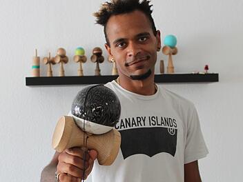 Franz Posley zeigt seine Kendama-Sammlung. Alle Fotos: Selina Helmrich