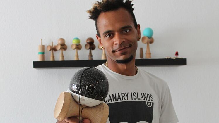 Franz Posley zeigt seine Kendama-Sammlung. Alle Fotos: Selina Helmrich