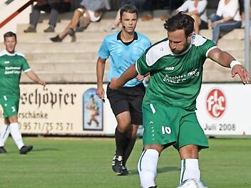 „Feuer frei“! Ob mit Rechts oder Links – Lukas Mosert schießt beidfüßig aus allen Rohren. Am Samstag will er seinem SV Friesen gegen seine Ex-Kollegen beim FC Coburg gewinnen.