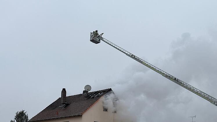 Brand in Dachgeschosswohnung im Landkreis Bamberg: Eine Person verletzt