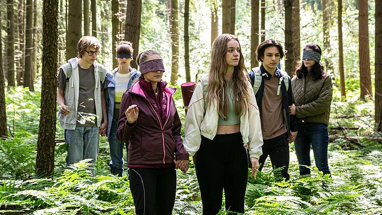 Drei Teeanger-Kinder lassen ihre Mütter im Wald zurück. Doch der Selbsterfahrungs-Trip gerät zur Katastrophe. Im Bremer "Tatort: Angst im Dunkeln" (2024) spielen (von links) Carl Bagnar, Sophie Lutz, Inez Bjørg David, Lucy Gartner, Joel Akgün, Pegah Ferydoni sechs der Hauptrollen.