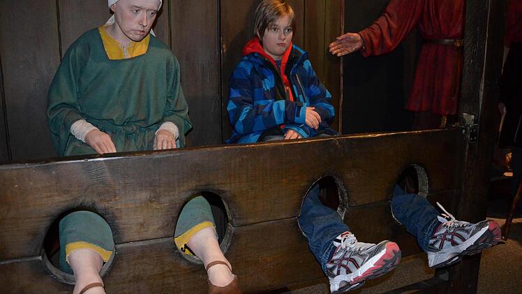 Christian (rechts) im Wikingermuseum am Pranger