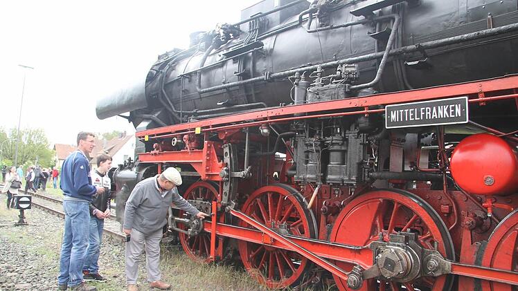 Auf 100 Kilometer braucht die Dampflok zwei Tonnen Kohle.