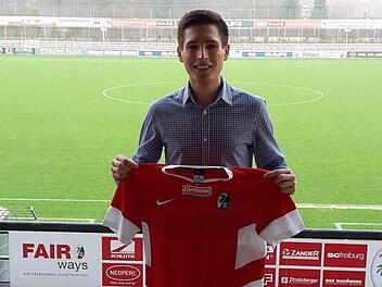 Ganz nah dran an den Breisgau-Brasilianern: Tobias Geis mit dem Trikot des SC Freiburg. Foto: SC Freiburg