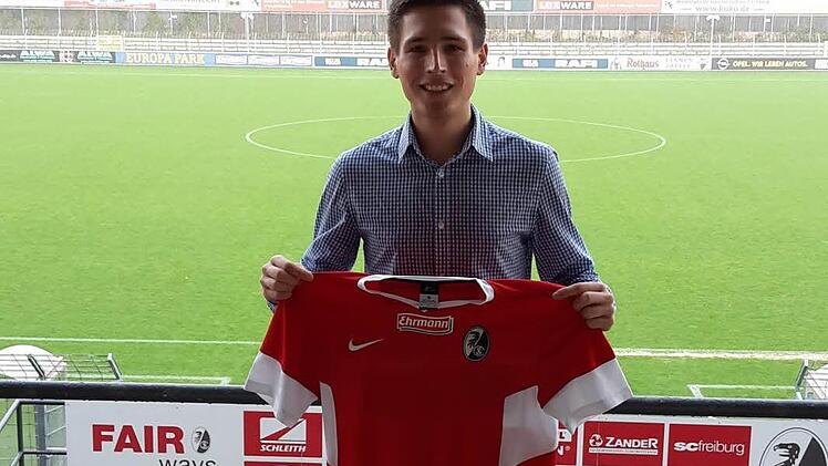 Ganz nah dran an den Breisgau-Brasilianern: Tobias Geis mit dem Trikot des SC Freiburg. Foto: SC Freiburg