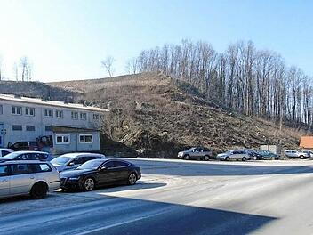Dort, wo jetzt noch der Felsen steht, will die Firma Endress ihr Verwaltungsgebäude errichten.  Foto: Petra Malbrich