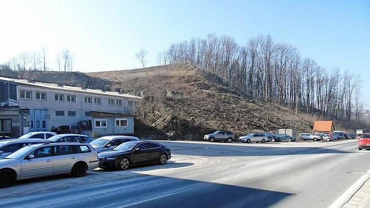 Dort, wo jetzt noch der Felsen steht, will die Firma Endress ihr Verwaltungsgebäude errichten.  Foto: Petra Malbrich