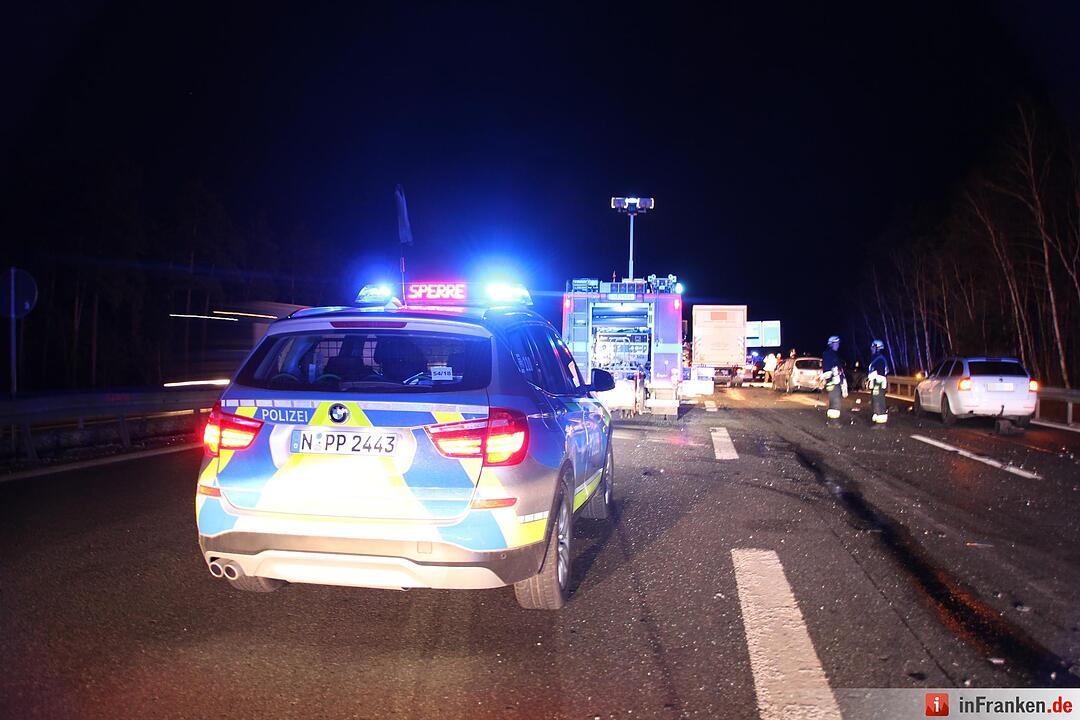 Lkw kracht auf A6 bei Nürnberg auf Stauende