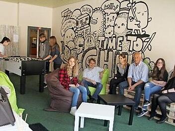 Die Stadtsteinacher Schule hat jetzt einen Chill-Room: Zur offiziellen Freigabe relaxten auch Bürgermeister Roland Wolfrum und Schulleiter Michael Pfitzner. Foto: Sonny Adam