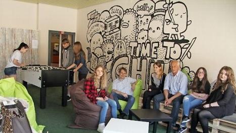 Die Stadtsteinacher Schule hat jetzt einen Chill-Room: Zur offiziellen Freigabe relaxten auch Bürgermeister Roland Wolfrum und Schulleiter Michael Pfitzner. Foto: Sonny Adam