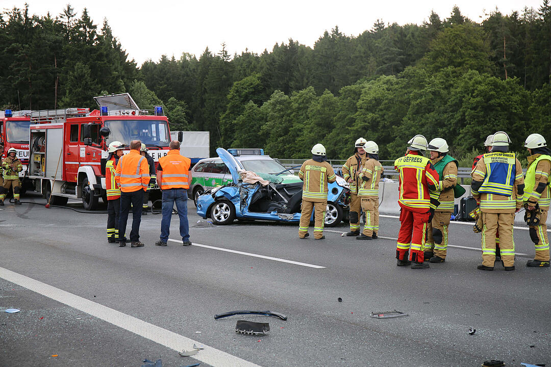 A9 im Kreis Bayreuth: Auto wird unter Lkw geschoben
