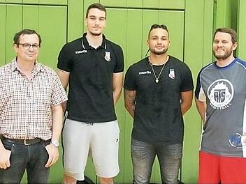 Abteilungsleiter Peter Fraas (l.) und Stefan Balduf von der Konrad Friedrichs GmbH & Co. KG (r.) begrüßten Daniel Keppeler und Malik Müller (v. l.) beim Sommerfest der ATS-Basketballer. Foto: privat