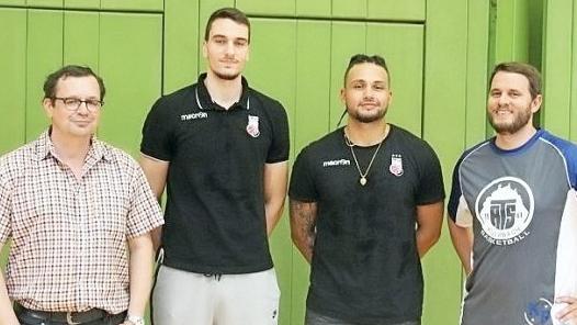 Abteilungsleiter Peter Fraas (l.) und Stefan Balduf von der Konrad Friedrichs GmbH & Co. KG (r.) begrüßten Daniel Keppeler und Malik Müller (v. l.) beim Sommerfest der ATS-Basketballer. Foto: privat