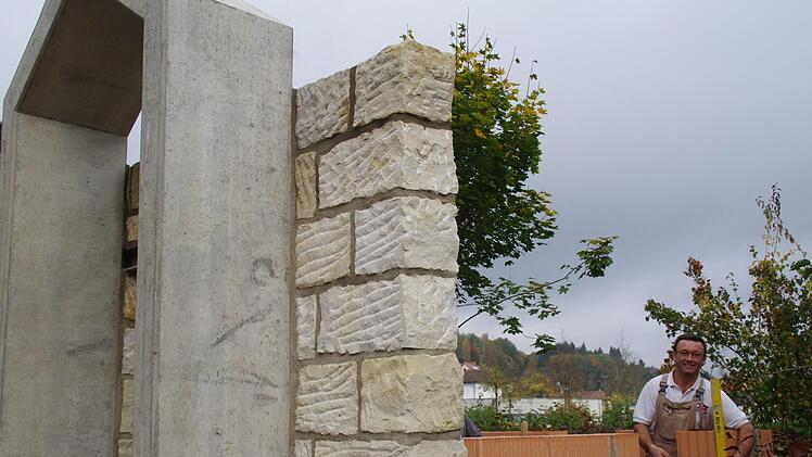 An der Kapelle auf dem Kronacher LGS-Gelände wird gebaut. Foto: Marco Meißner