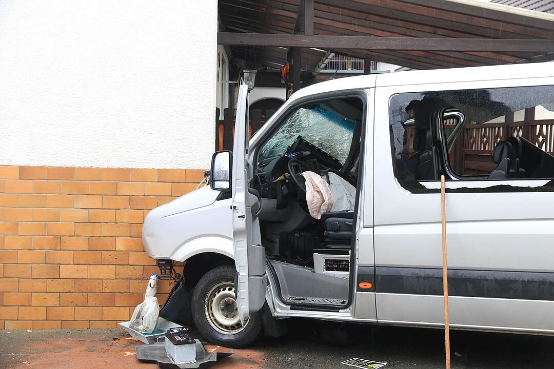 Schwerer Unfall im Kreis Forchheim: Kleintransporter reißt Hausecke ab